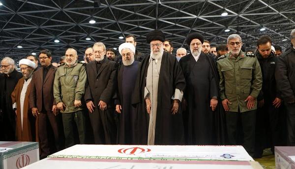 عکس حاج قاسم سلیمانی نماز