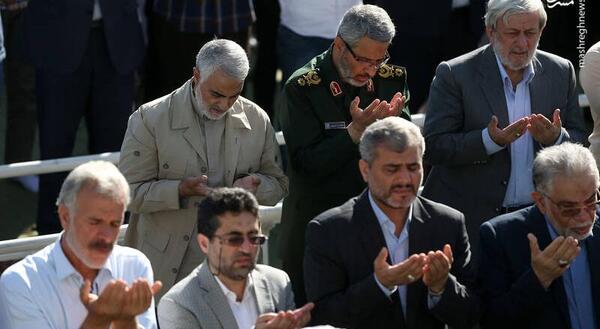 عکس حاج قاسم سلیمانی نماز
