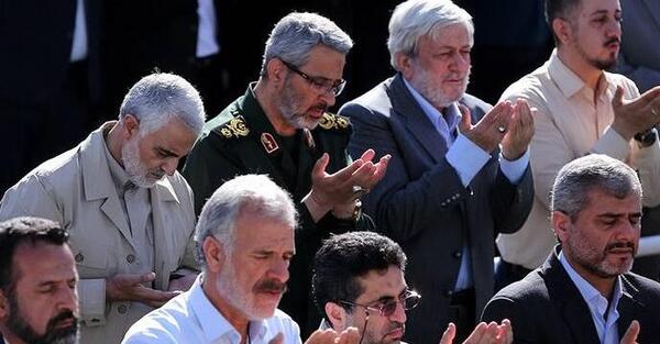 عکس حاج قاسم سلیمانی نماز