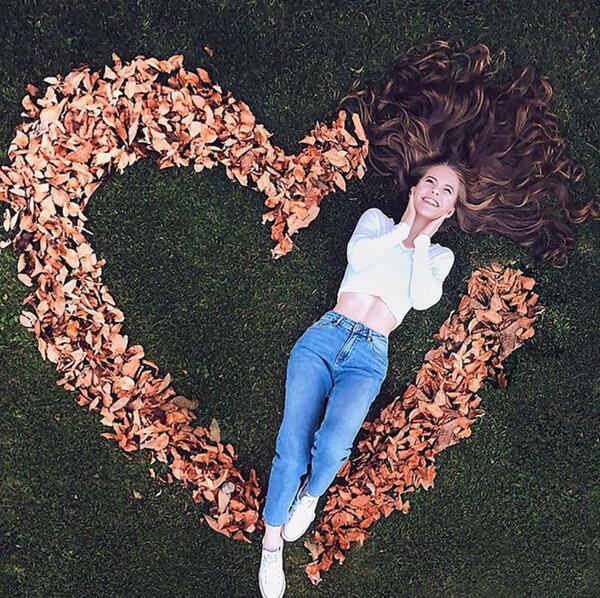 عکس برگ پاییزی به شکل قلب
