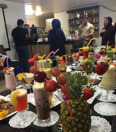 عکس دست دونفره در کافی شاپ