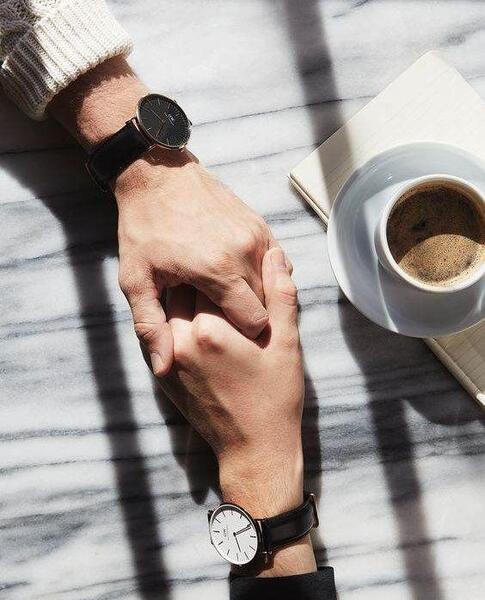 عکس دست دونفره در کافی شاپ