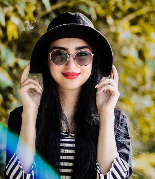 عکس دختر فیک و طبیعی