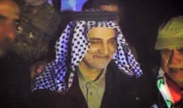 عکس حاج قاسم سلیمانی با چفیه عربی