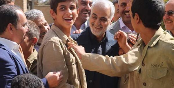 عکس حاج قاسم سلیمانی با چفیه عربی