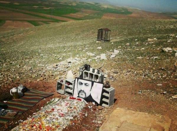عکس مقبره عارف لرستانی