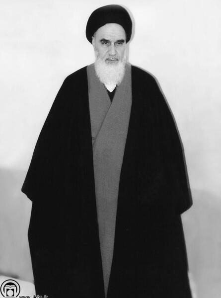 عکس ایستاده خمینی