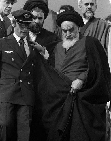 عکس ایستاده خمینی