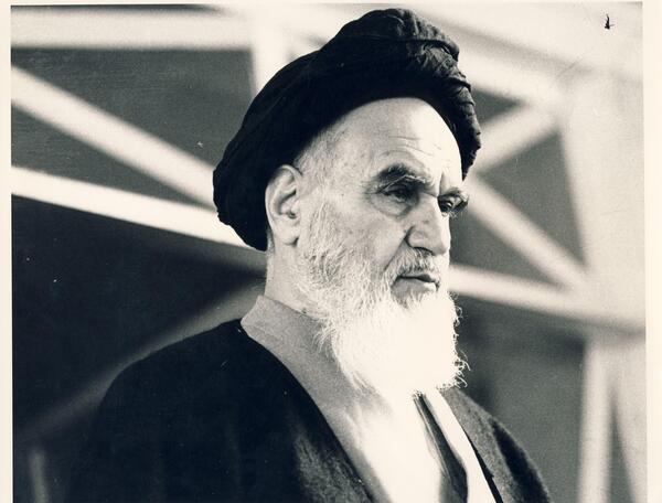 عکس ایستاده خمینی