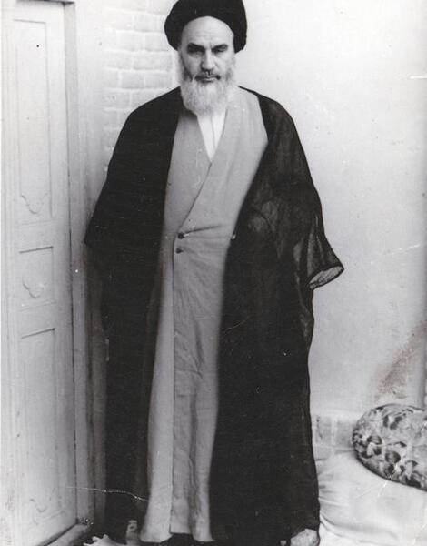 عکس ایستاده خمینی