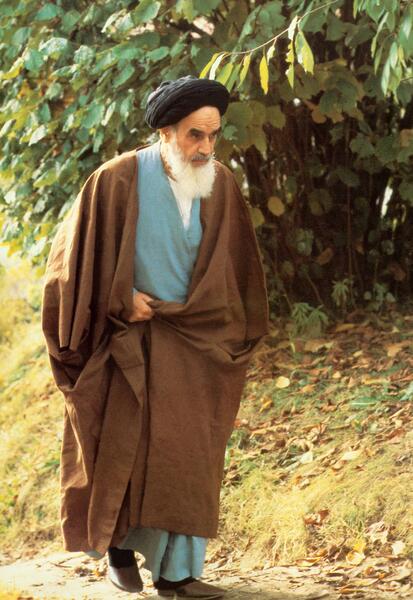 عکس ایستاده خمینی