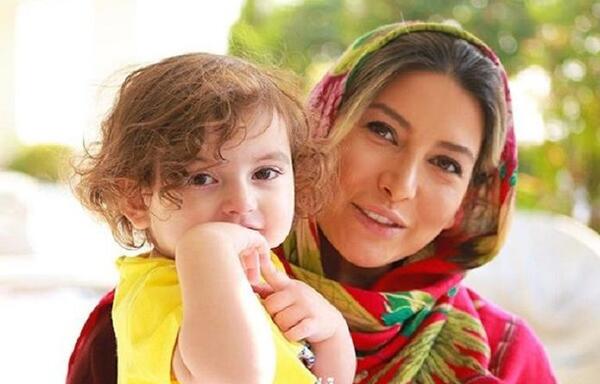 عکس فریبا نادری با کاپشن