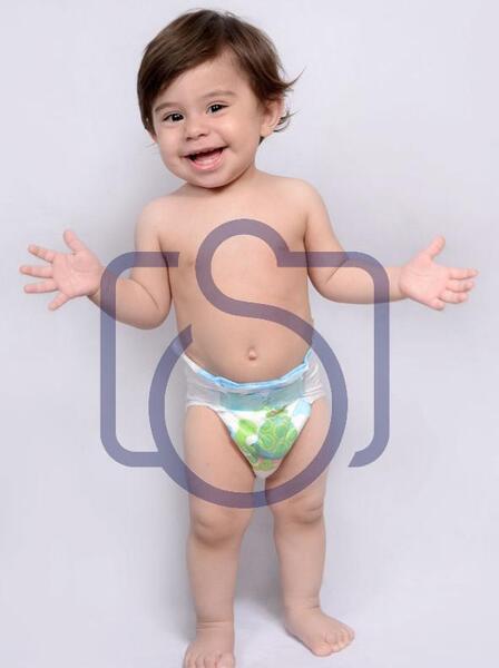 عکس کودک ایستاده