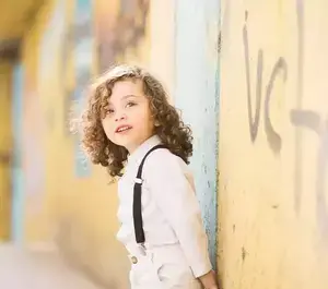 عکس کودک ایستاده