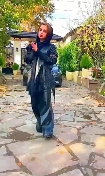 عکس نیکا فلاحی با لباس مشکی