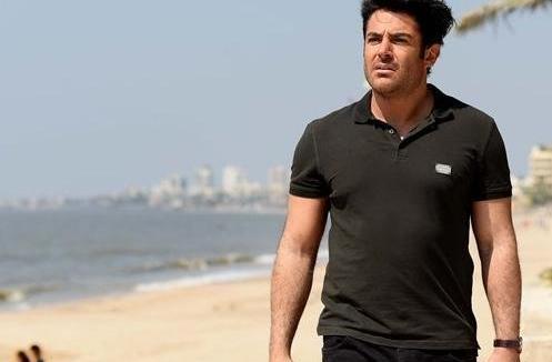 عکس ایستاده محمدرضا گلزار