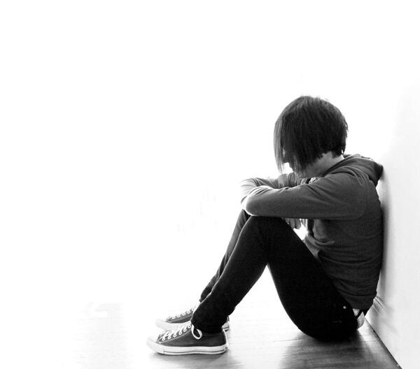 عکس پسر نشسته غمگین