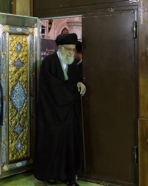 عکس ایستاده امام خمینی