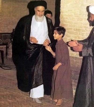 عکس ایستاده امام خمینی