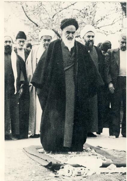 عکس ایستاده امام خمینی
