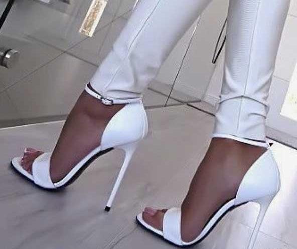 عکس کفش پاشنه بلند خاکستری