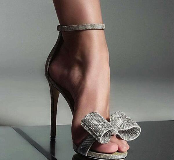 عکس کفش پاشنه بلند خاکستری