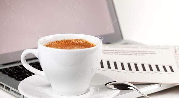 عکس لپ تاپ و قهوه