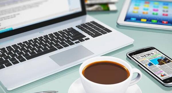 عکس لپ تاپ و قهوه