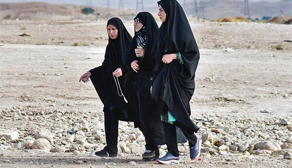 عکس پیاده روی دختر