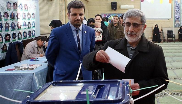 عکس سردار سلیمانی پای صندوق رای
