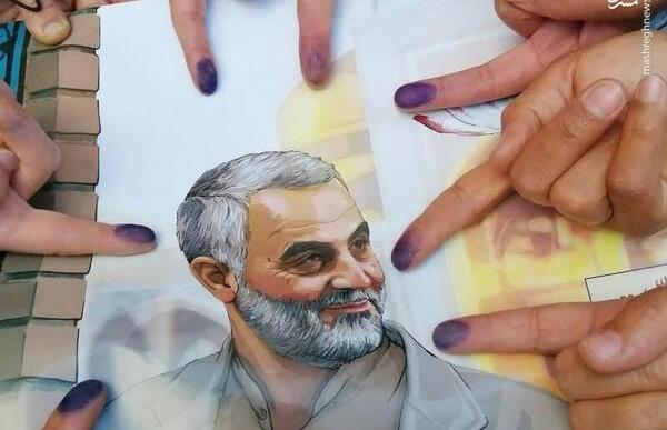 عکس سردار سلیمانی پای صندوق رای