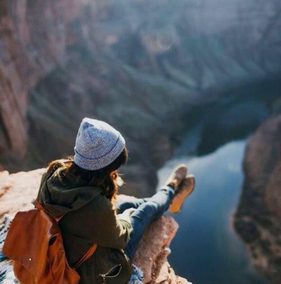 عکس دختر نشسته برای پروفایل