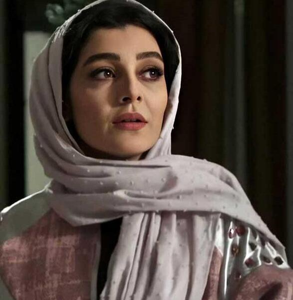 عکس ساره بیات چند سالشه