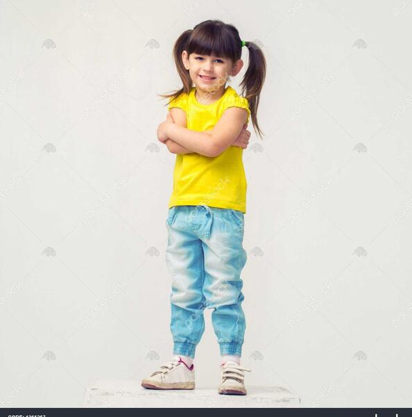 عکس ایستاده بچه