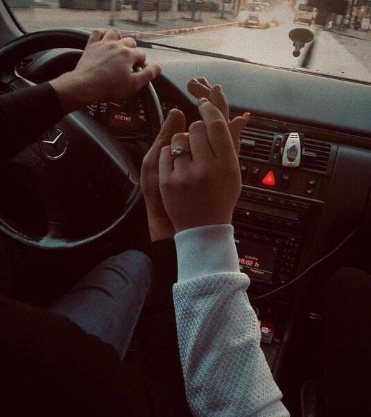 عکس عاشقانه دو نفره داخل ماشین