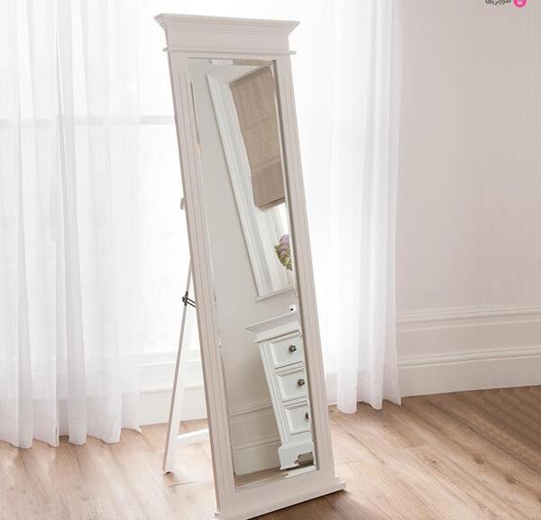 عکس آینه ایستاده