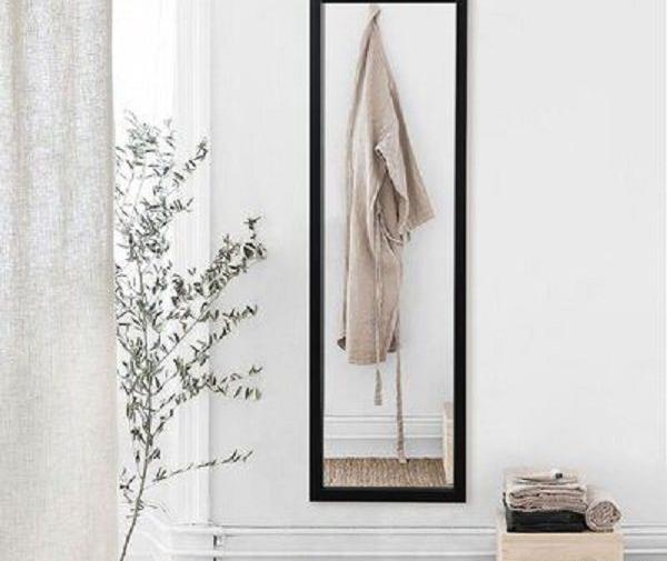 عکس آینه ایستاده