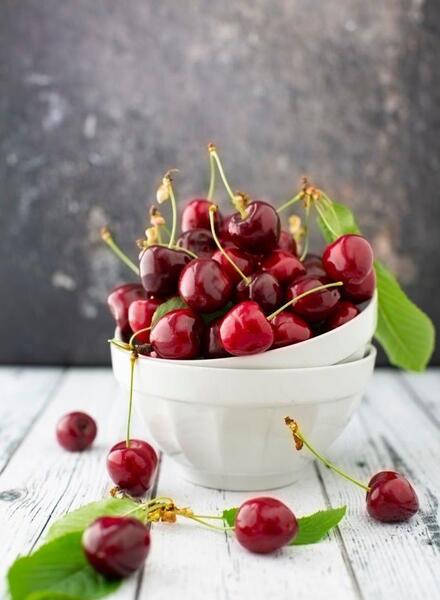 عکس ماهگرد با گیلاس
