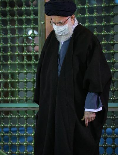 عکس ایستاده امام و رهبری