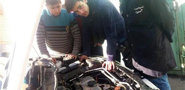 عکس ماشین درحال تعمیر