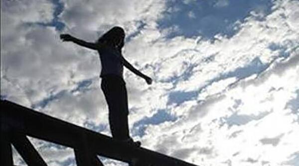 عکس در حال خودکشی