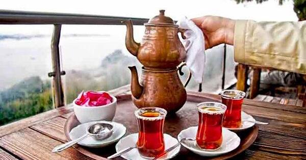 عکس امام در حال چای ریختن