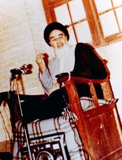 عکس امام در حال چای ریختن