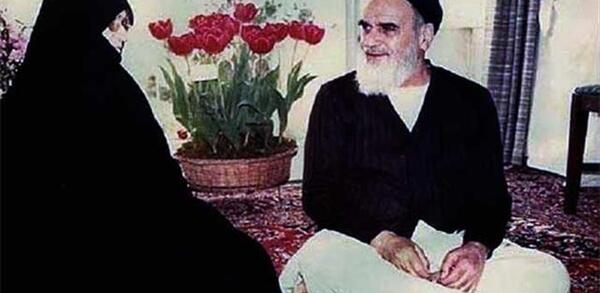 عکس امام در حال چای ریختن