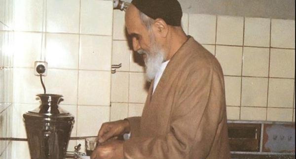 عکس امام در حال چای ریختن