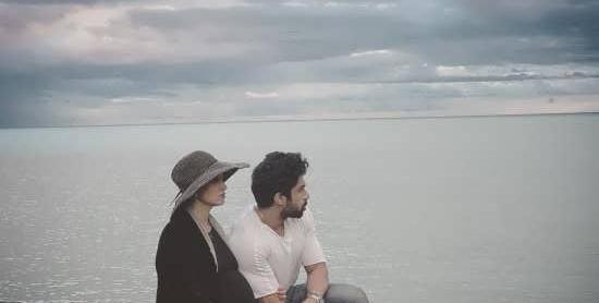 عکس دست دونفره لب دریا