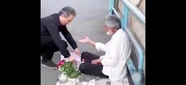 عکس در حال کمک به فقرا