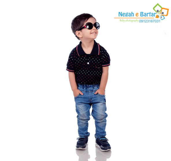 عکس نوزاد ایستاده