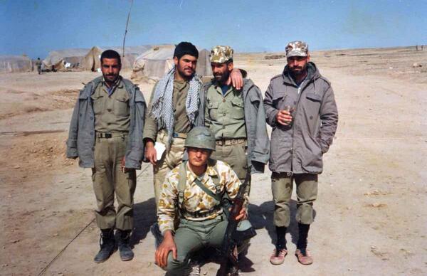 عکس شهید نشسته