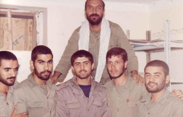 عکس شهید نشسته